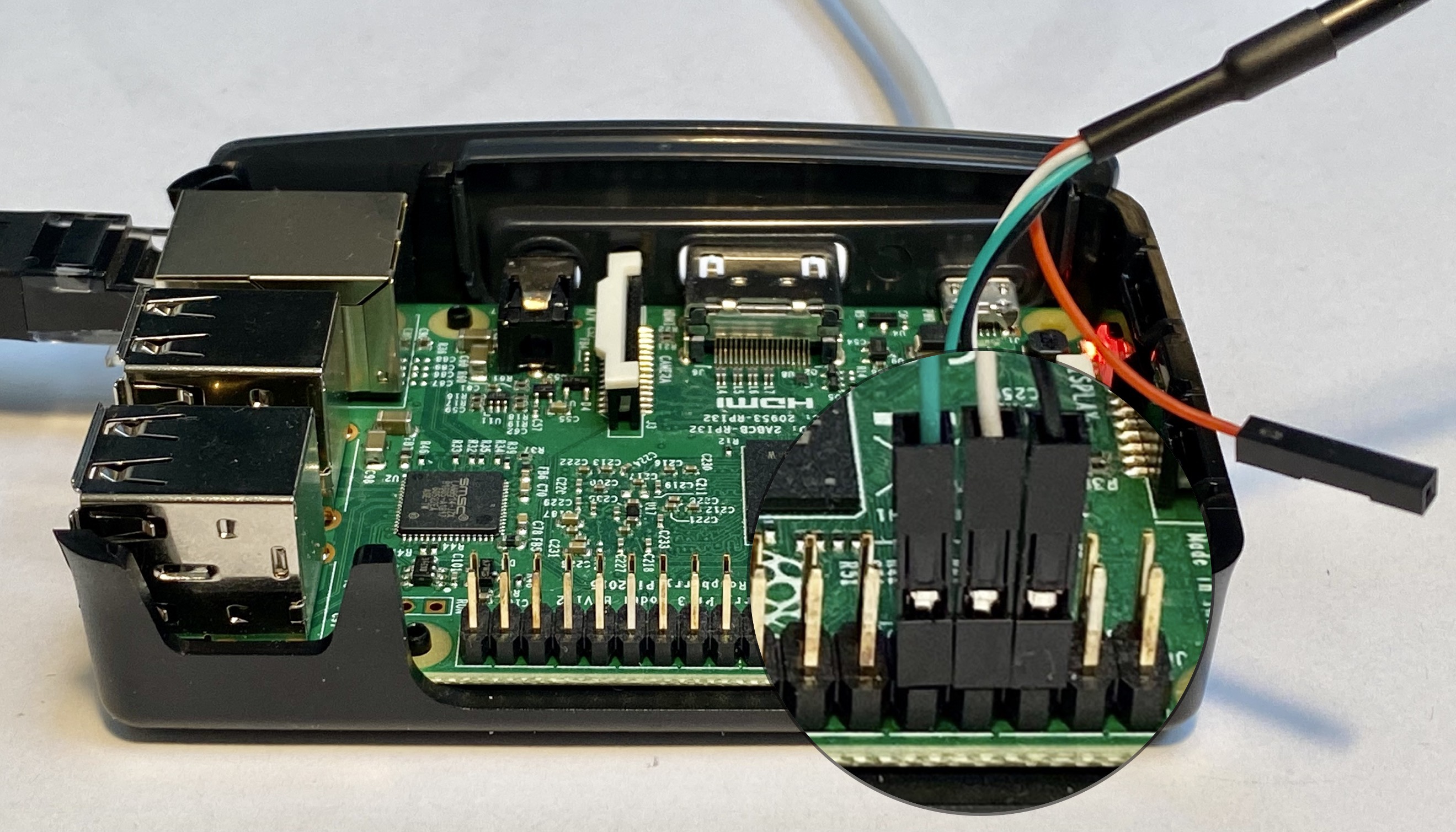 Anslutning av seriell-till-USB-kabel till Raspberry Pi 3.